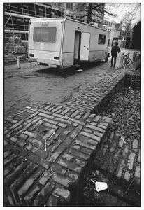 405699 Afbeelding van de methadonbus voor de verstrekking van methadon aan drugsverslaafden in het Moreelsepark te Utrecht.